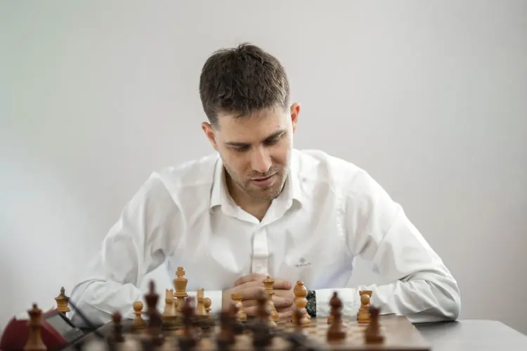 רב-אמן ניצן שטיינברג מנתח עמדה על הלוח